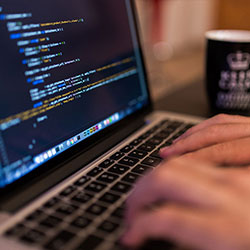 【震惊】红桃视频免费看深度揭秘：丑闻风波背后，业内人士在记者发布会的角色彻底令人意外